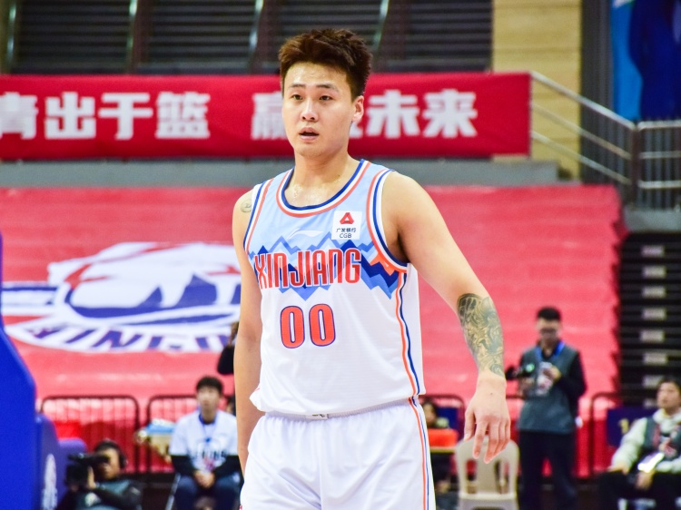 ??隨便打打！趙睿半場8中7&三分3中3貢獻(xiàn)18分2助攻2搶斷